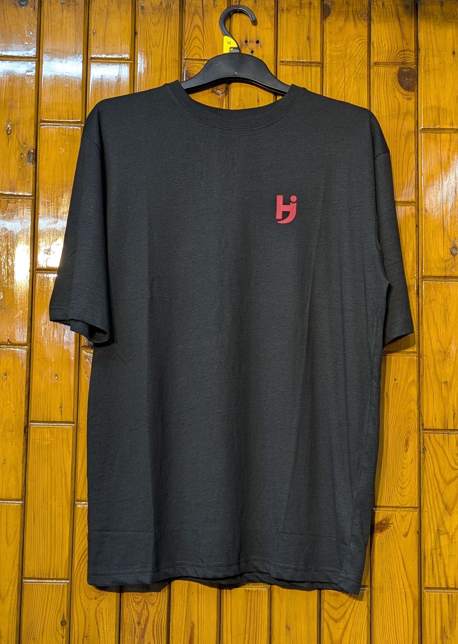 🔥 𝐃𝐫𝐨𝐩 𝐒𝐡𝐨𝐮𝐥𝐝𝐞𝐫 𝐓-𝐒𝐡𝐢𝐫𝐭 – Oversized Comfort. Urban Vibe.